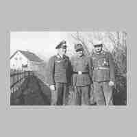 027-0096 Paul, Otto und Franz Strauss. Im Hintergrund das Wohnhaus Hermann Meyer .JPG